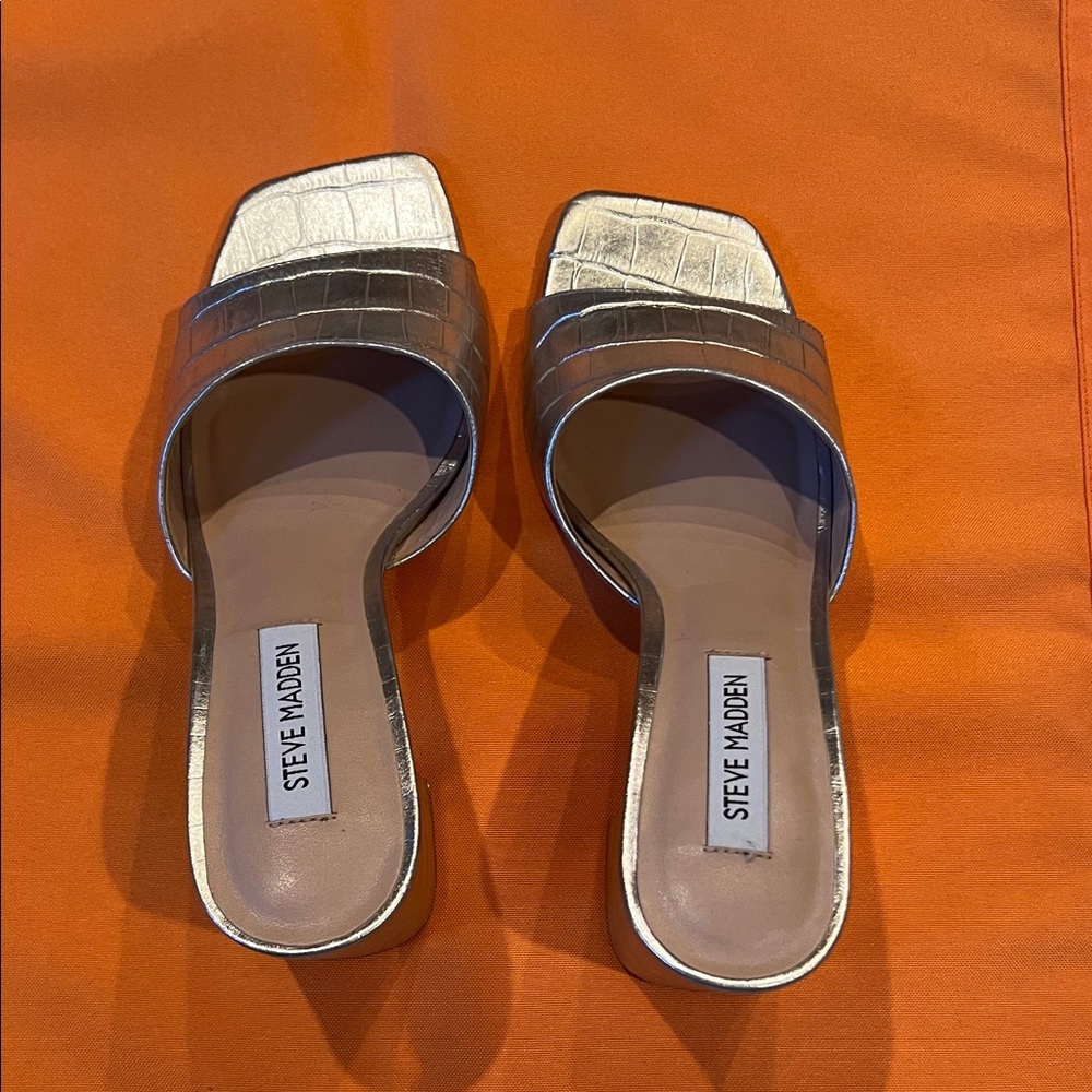 Steve Madden Metallic Silver Heeled Mules Like New!!!! - Picture 3 of 5